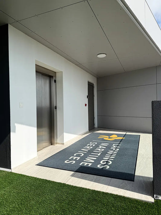 Tapis à logo imprimé grand format pour espace extérieur couvert