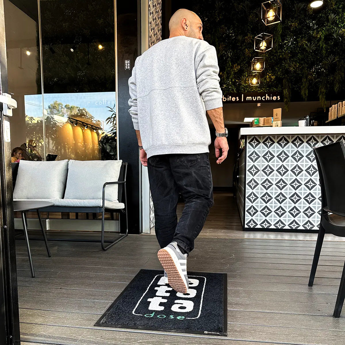 Χαλάκι δαπέδου με προσαρμοσμένο λογότυπο για είσοδο καφέ
